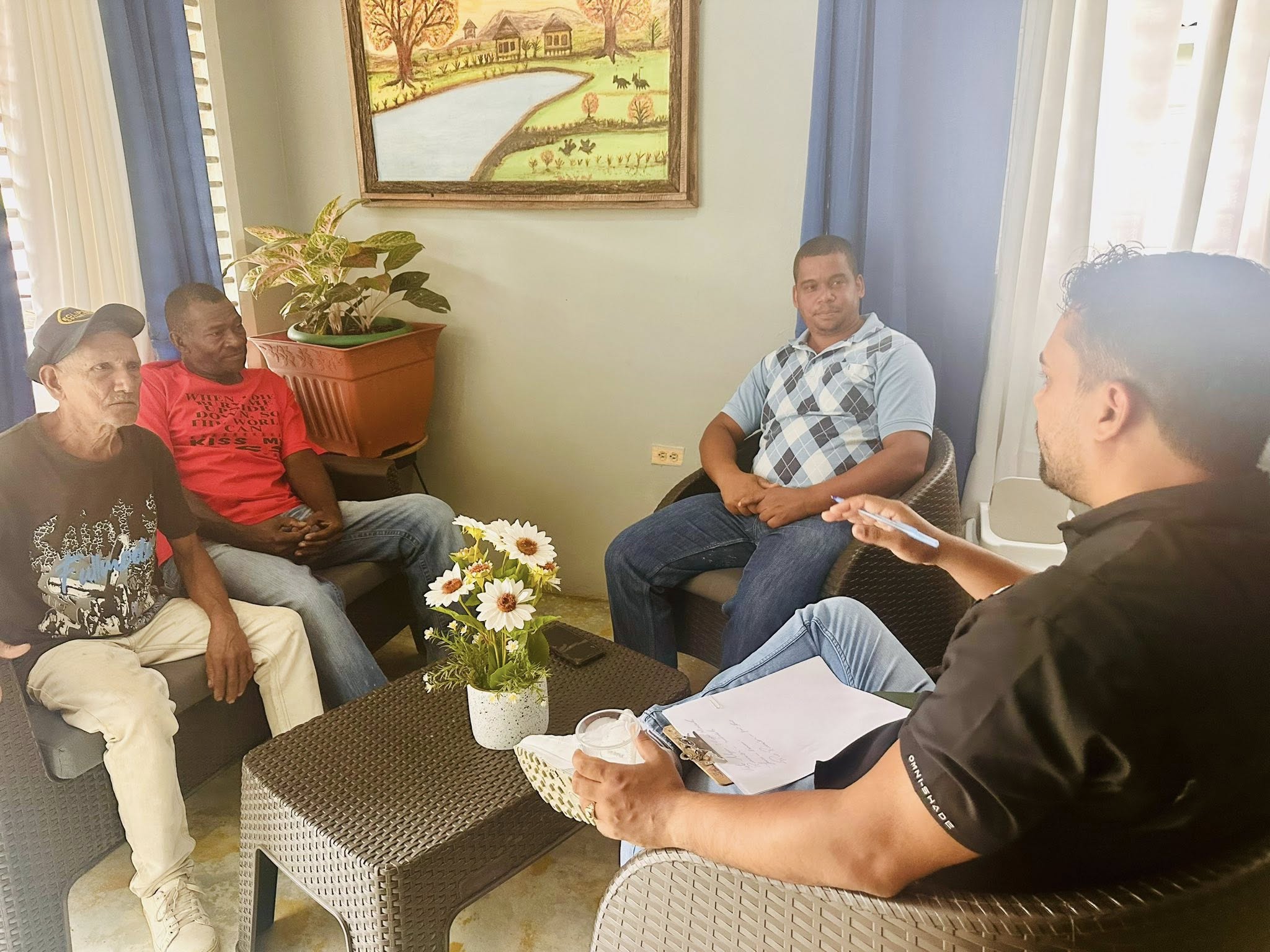 Reunión de trabajo escuchando parte del equipo de quienes nos protegen manteniendo la comunidad más limpia.